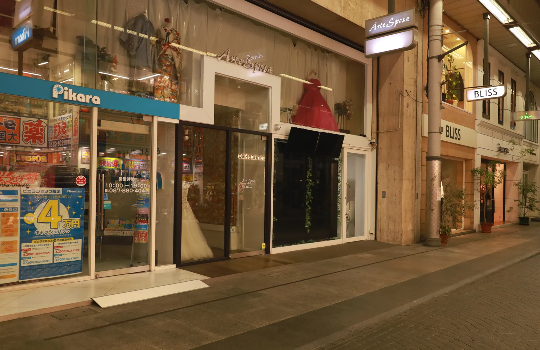 ZERO Studio店頭の上部に横型2面、下部に縦型2面のモニター
