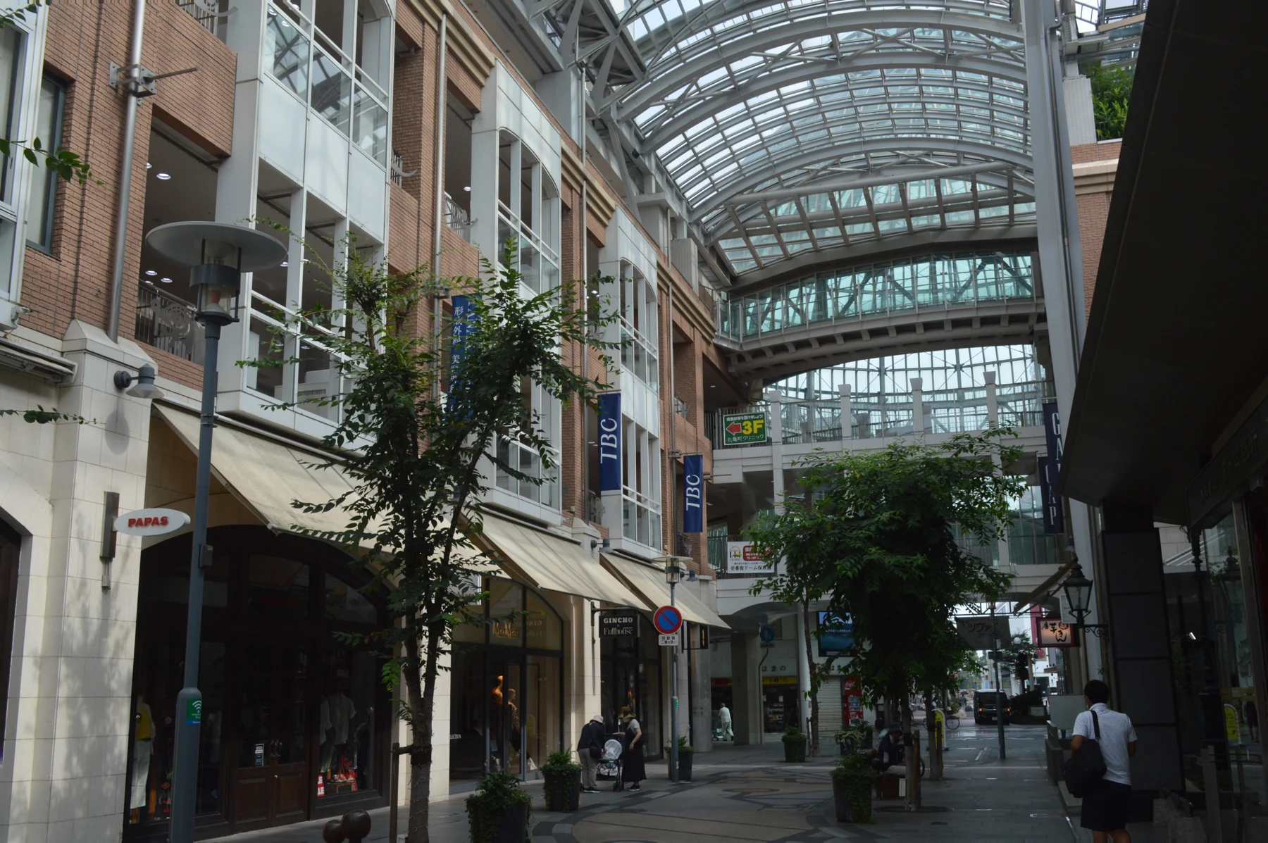高松・丸亀町商店街のアーケードと緑